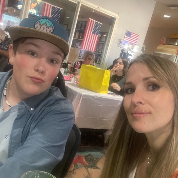 Meet your Posher, Amber - Picture 2 of 7